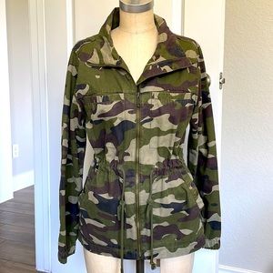 🔥OLD NAVY CAMO JACKET🔥 women’s Sz medium